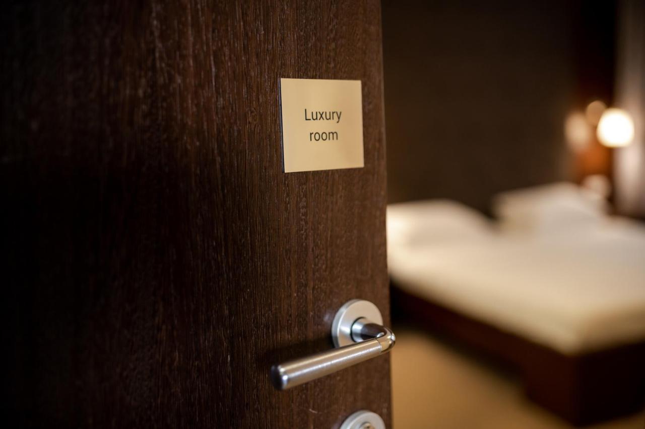 Luka De Luka Suites Belgrado Buitenkant foto